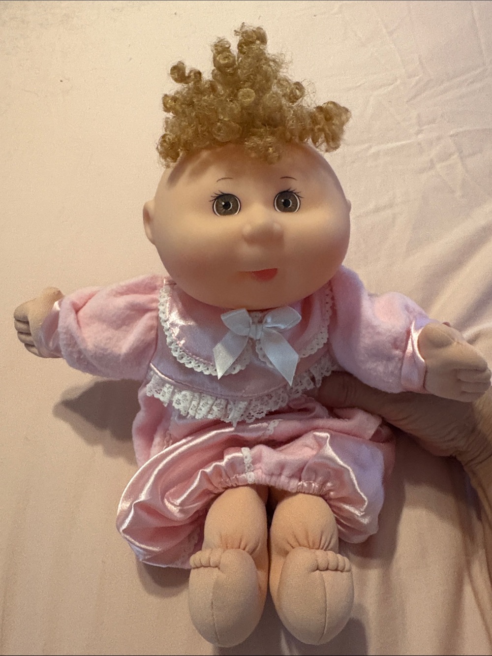 Vintage Cabbage Patch 1995 baby doll with brown eyes and curly hair - Picture 4 of 6